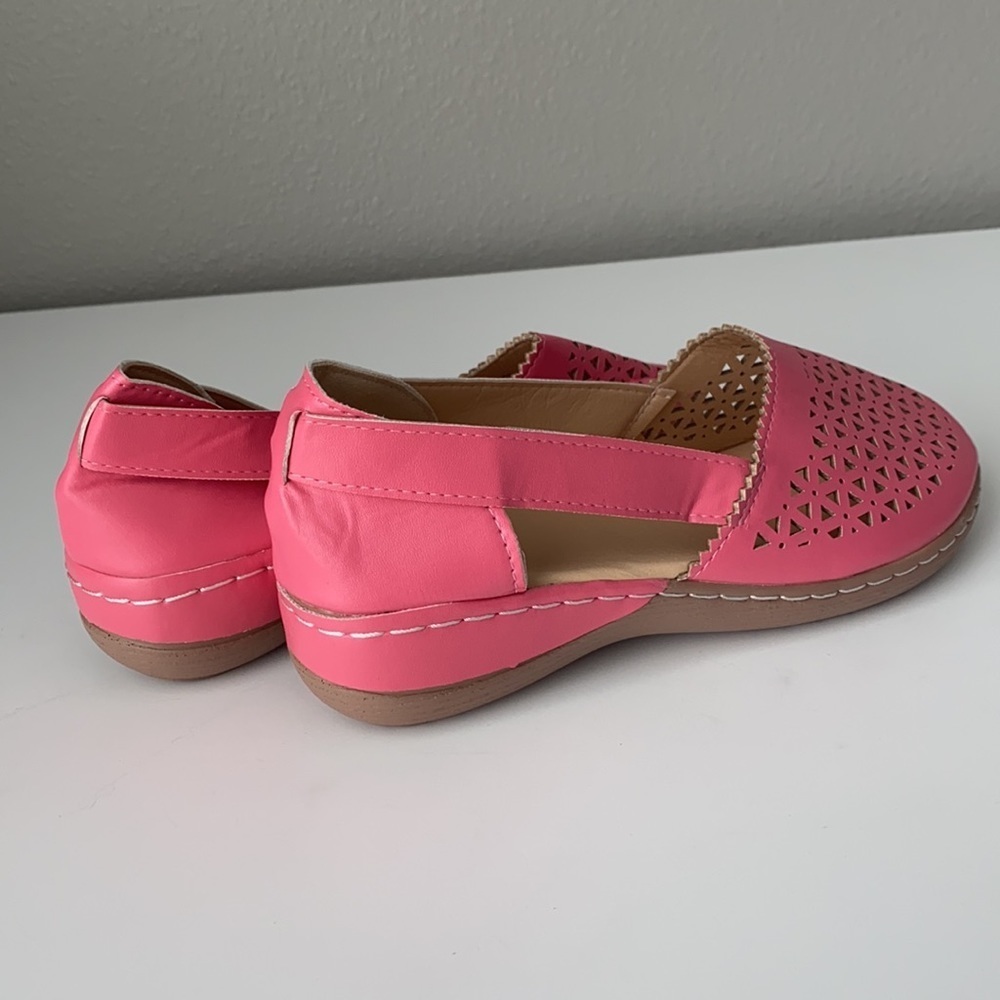 Simple closed toed cutout sandals - Picture 4 of 4